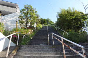 金沢文庫駅近くの階段